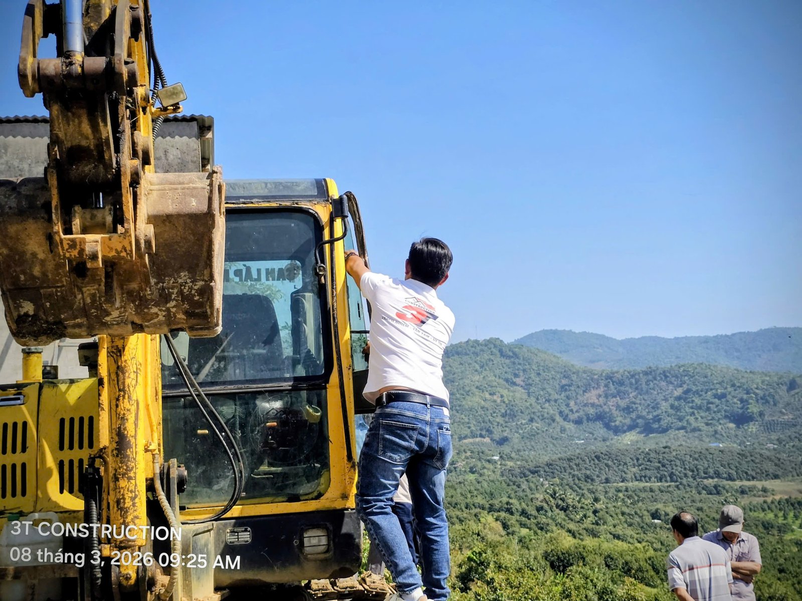 Kỹ sư 3T trực tiếp khảo sát địa hình móng dốc